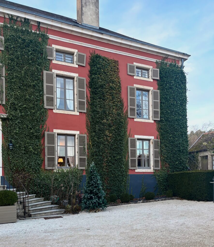 château de Courban avis maison rouge volet taupe gris