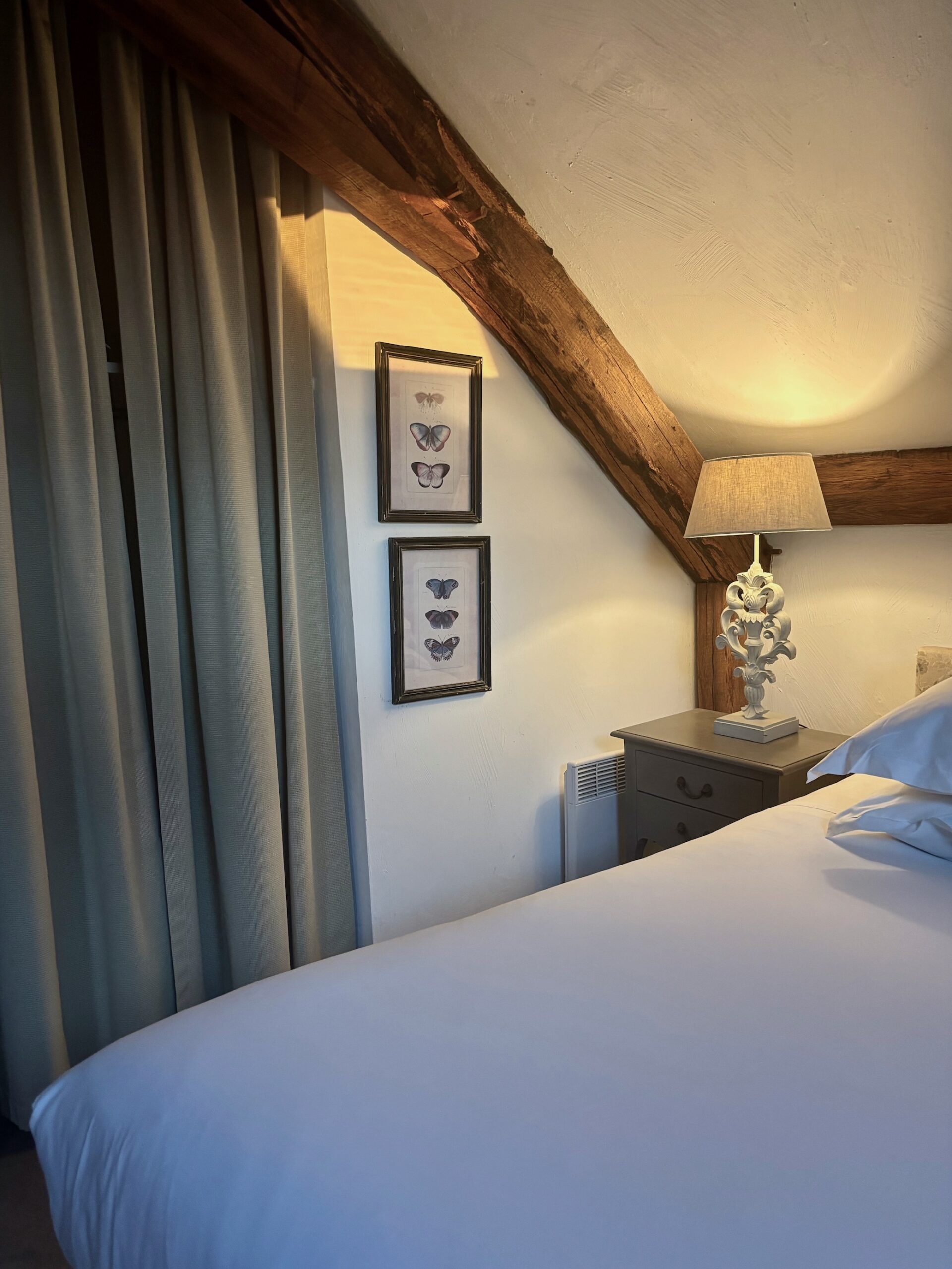 idée aménagement chambre campagne chic sous les toits poutres apparentes