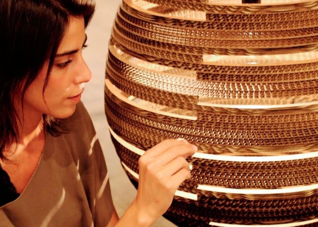 Catia Esteves lampe Gota goutte carton ajouré