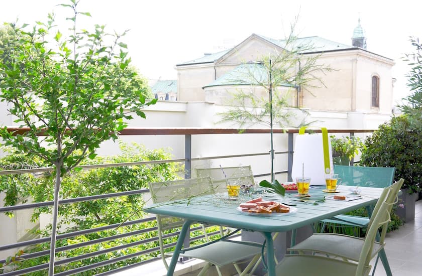 balcon parisien bien décoré et équipé Fermob