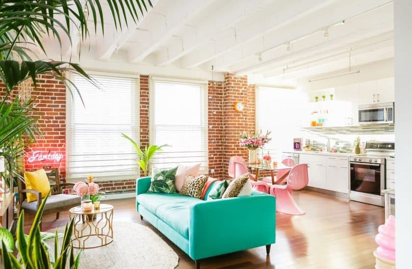 Urban jungle colorée appartement fluo multicolore