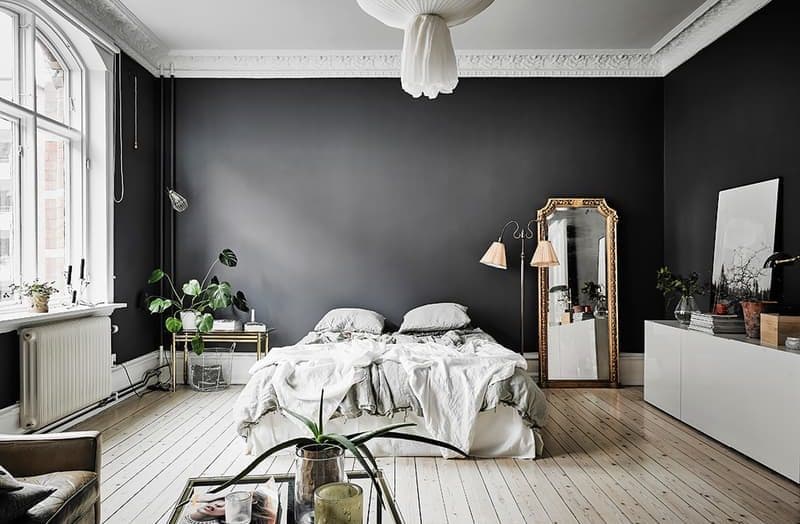 Visite mur noir dans un studio