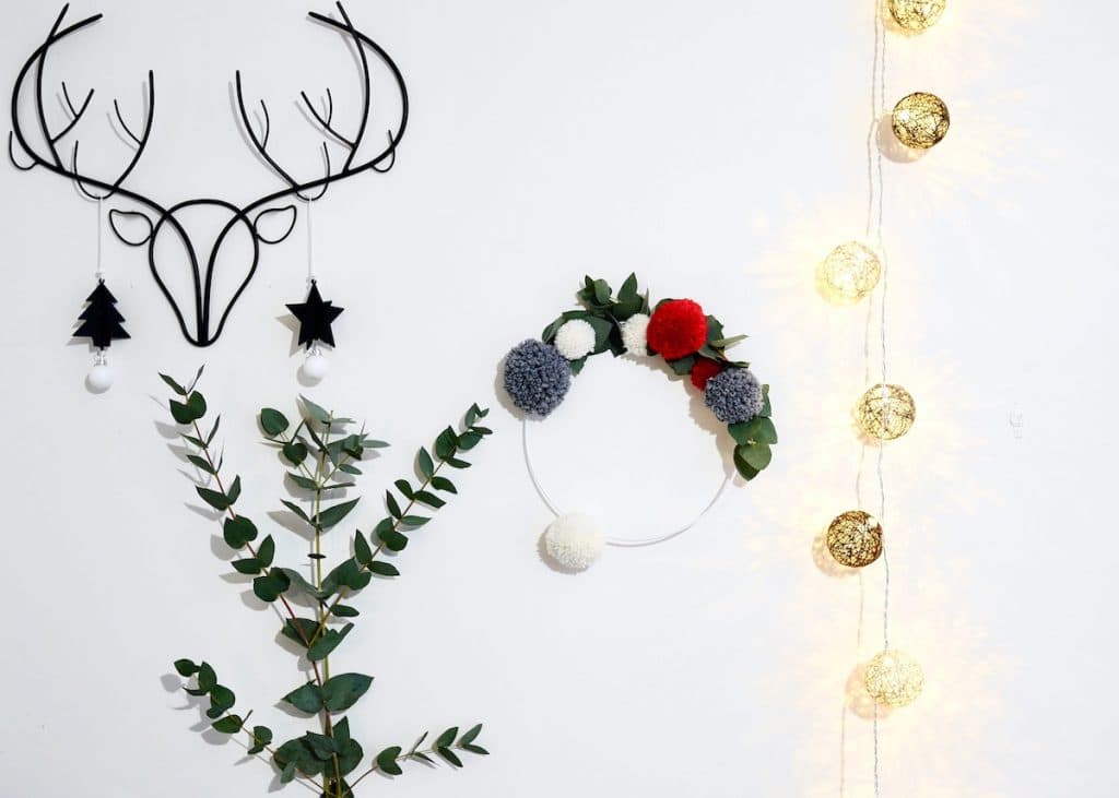 DIY : Couronne de Noël en pompons de laine et eucalyptus ClemAroundTheCorner