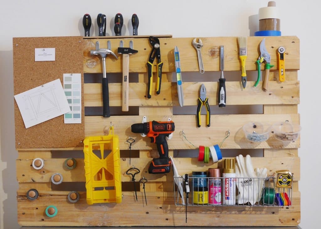 pas à pas diy rangement mural pour outils marteau bricolage