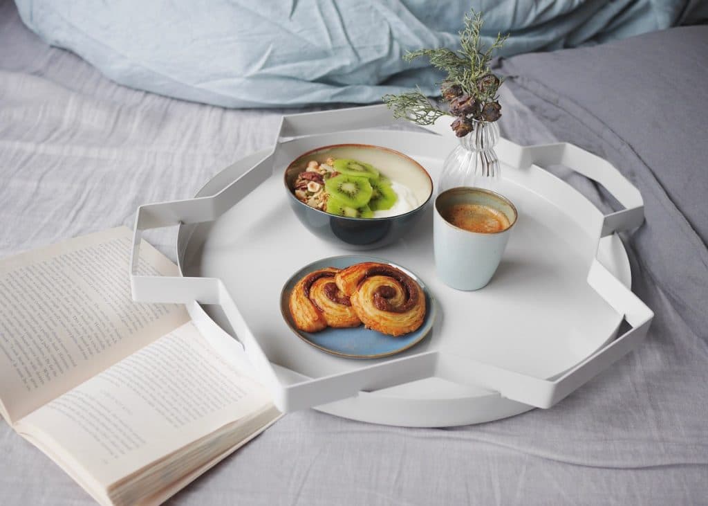 petit déjeuner au lit draps en lin tendance hygge ambiance