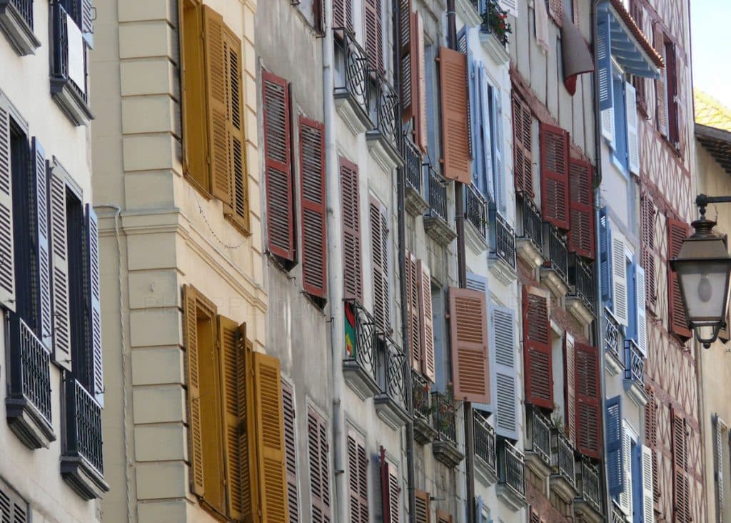 Repeindre des volets en bois : ce qu'il faut savoir