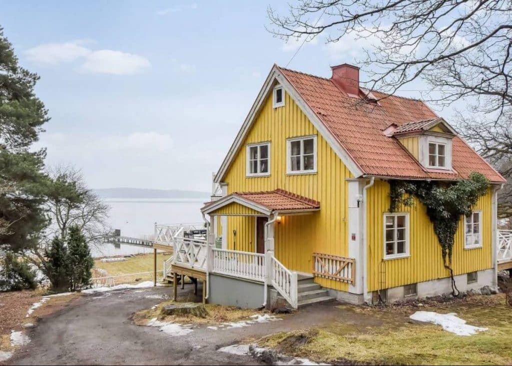 maison jaune Suède au bord du lac de Tyresö