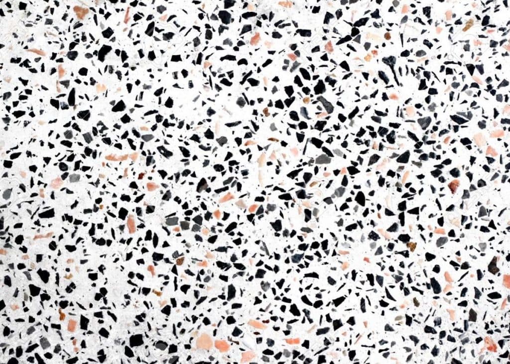 sol granito beton ciment avec incrustation pierre rouge orange