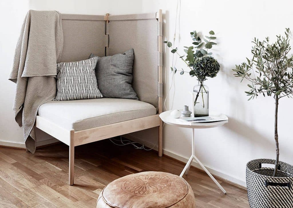 fauteuil d'angle dans un coin