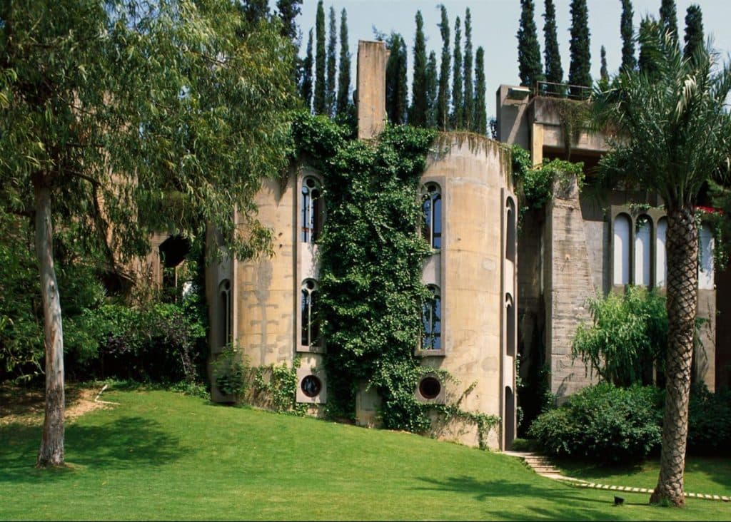 architecture barcelone usine de ciment transformée en maison par Ricardo Bofill