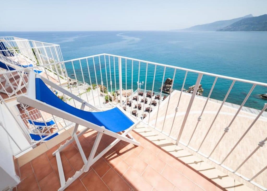 mini transat face à la mer sur un petit balcon