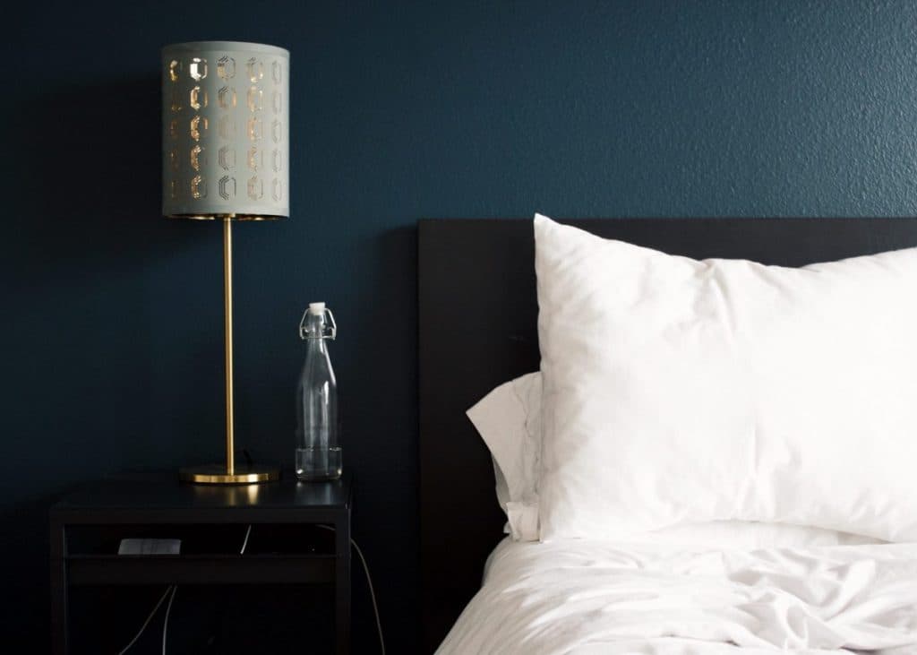 tête de lit en peinture bleue DIY