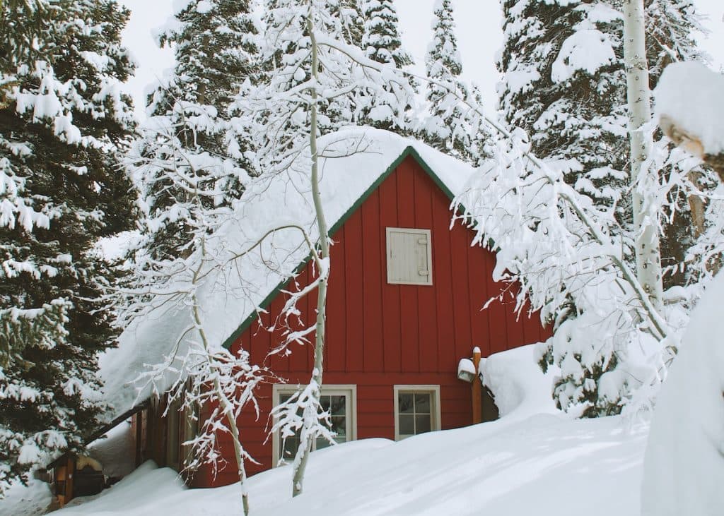 bien decorer sa maison pour l hiver maison rouge neige norvege