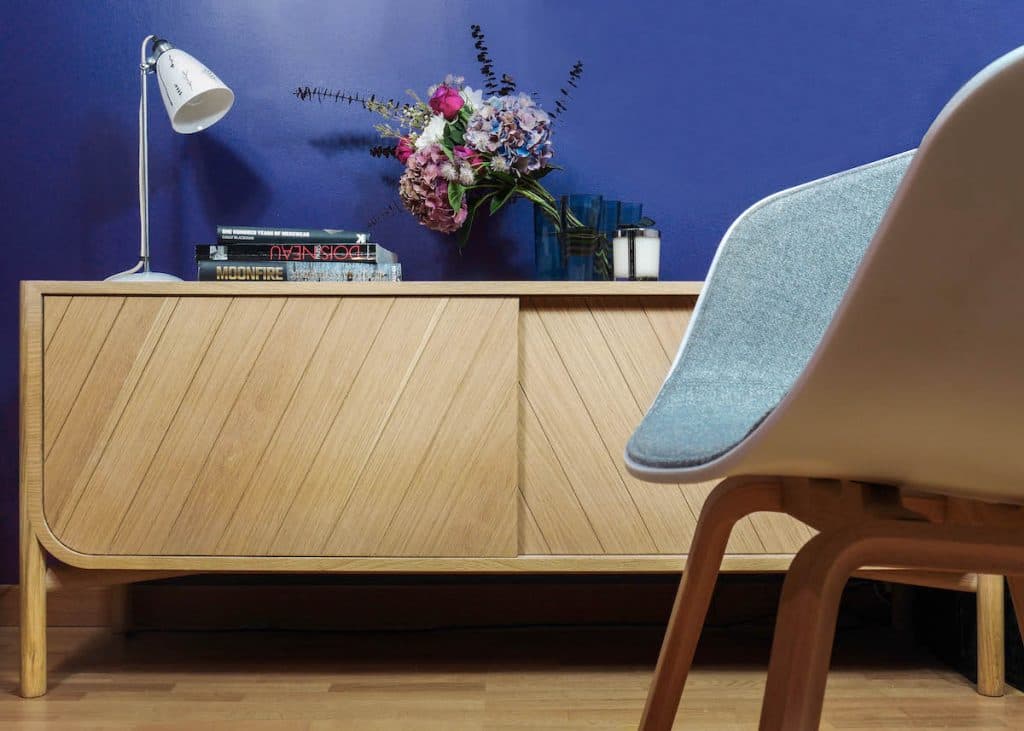 Hartô Marius Pierre-Francois dubois buffet en bois chêne clem around the corner mur bleu chaise hay grise blanche