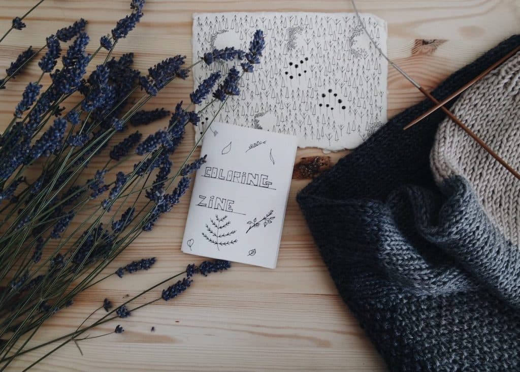 deco tricot cocooning blog decoration design lavande bois carnet papier feutres noir stylos plaid laine tricot