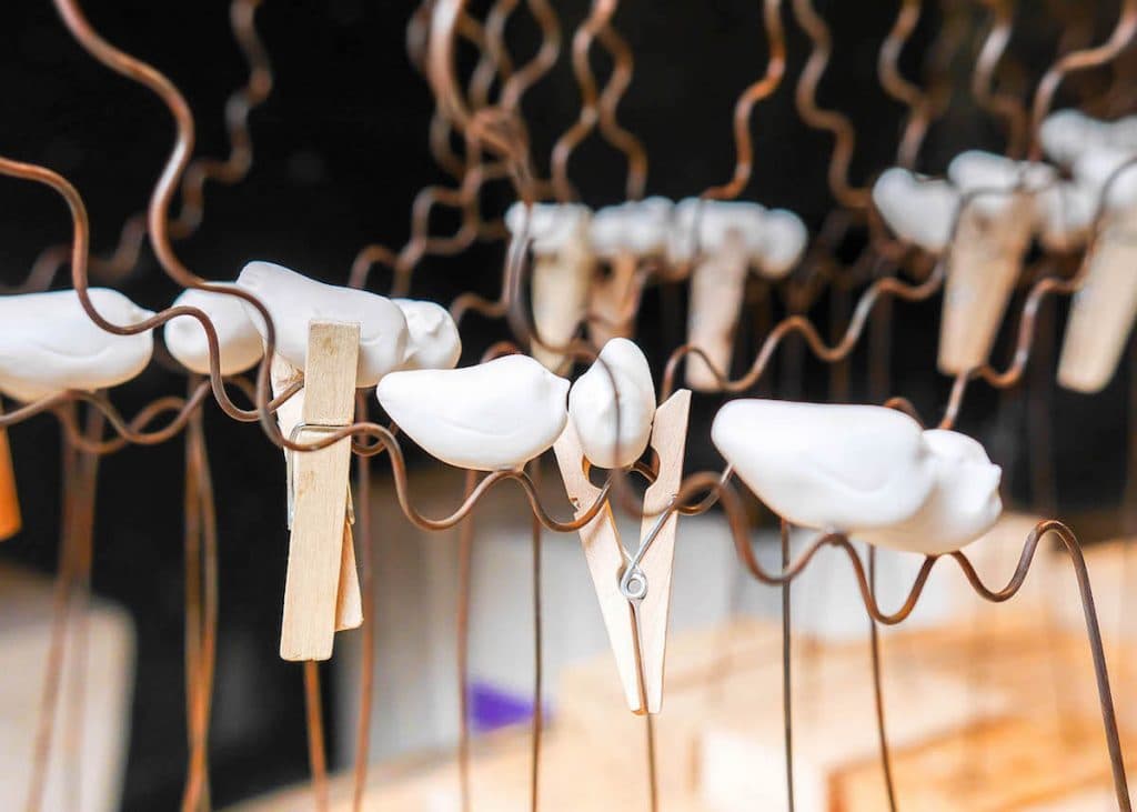 visite chez laurent trebout serie oiseau en porcelaine sur fil de fer phoptographie artiste ceramique art artisanat francais