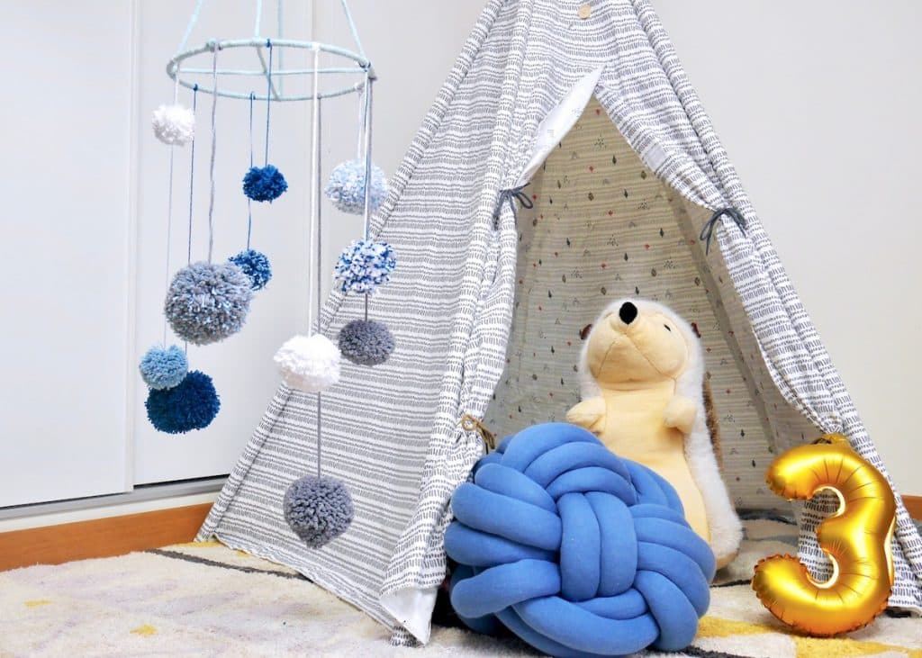 chambre enfant pompoms diy