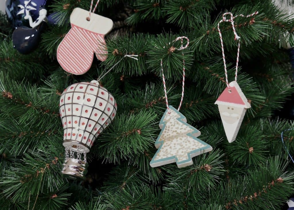 déco de Noël diy en bois ornement moufle père noel mongolfiere sapin