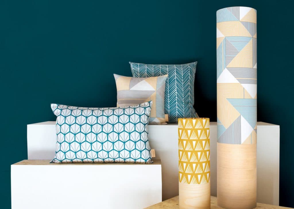 Mademoiselle Dimanche coussin graphique bleu canard decoration scandinave coloree blog