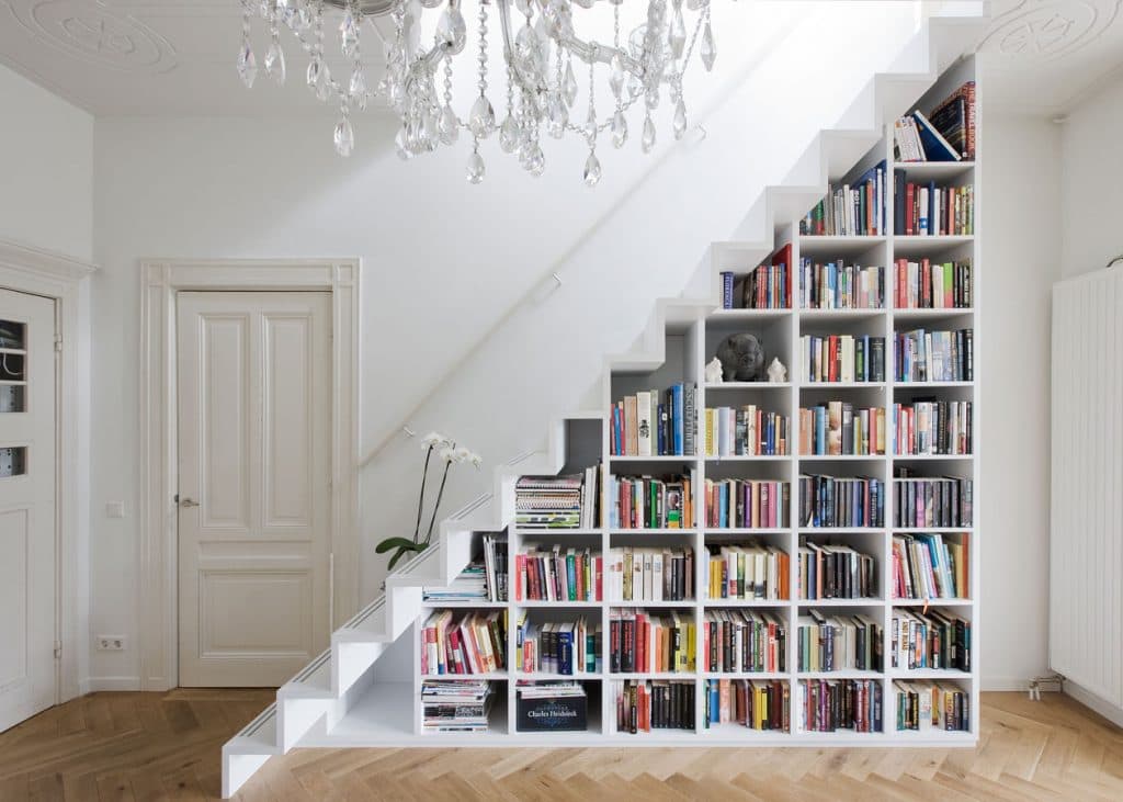 blog déco aménager un dessous d'escalier bibliothèque diy clem around the corner