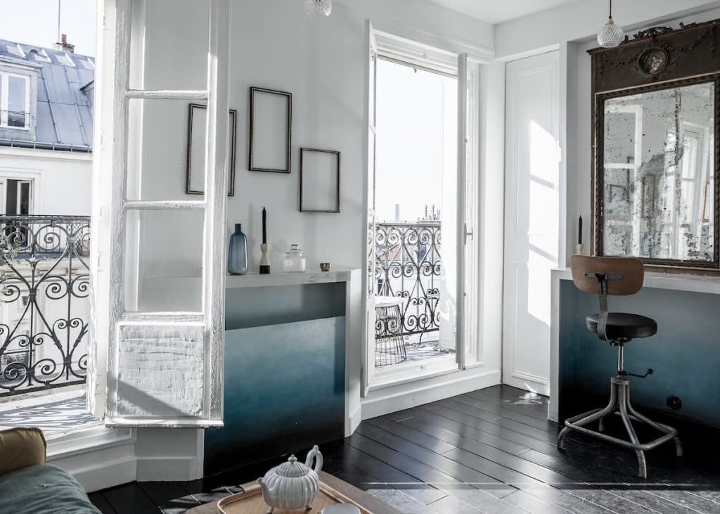 16m2 studio paris piece principale mur blanc degadre bleu peinture cadre parquet noir