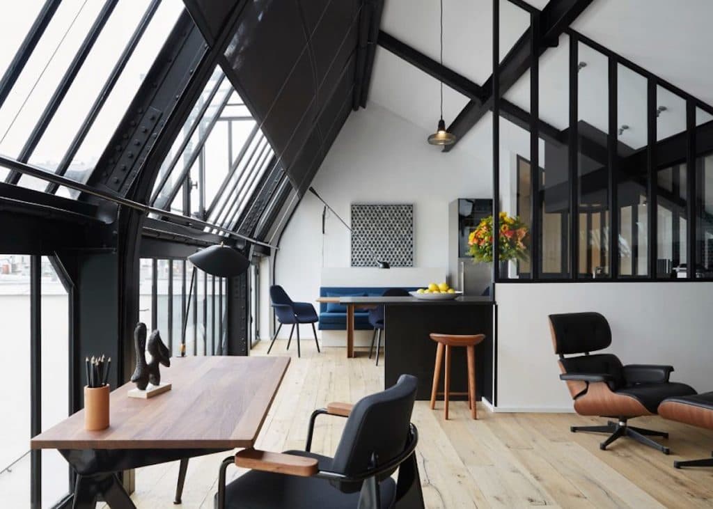 appart parisien toit verriere cuisine parquet clair bureau en bois canape fauteuil table a manger banquette bleu plantes hotel bandb parisien vue sur les toits appart paris