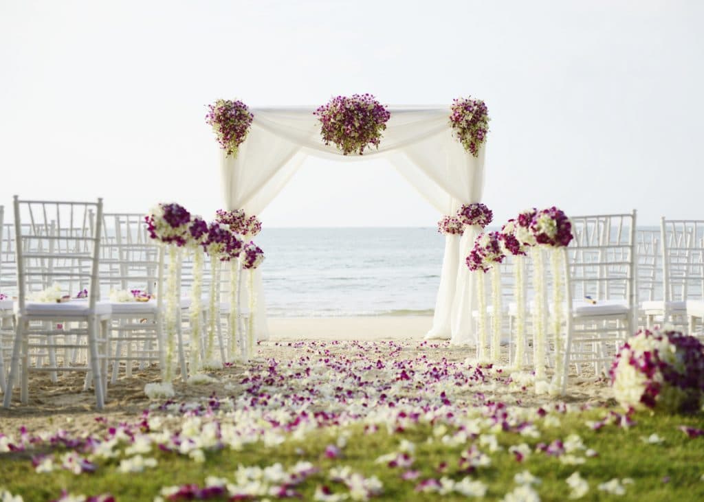 deco ceremonie laique fleurs bouquets arche chaises mer mariage