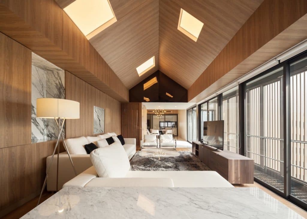 appartements à bangkok salon blanc bois marbre vue cuir