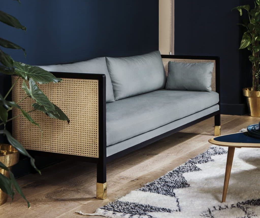 canapé cannage blog déco clem around the corner mur bleu marine décoration intérieur