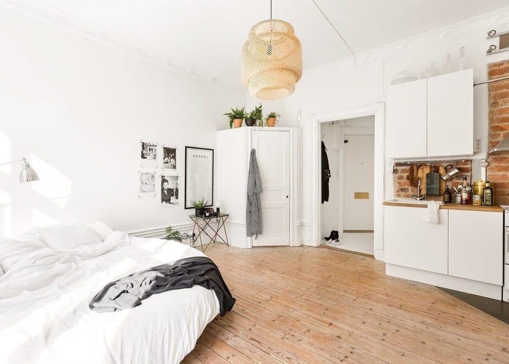 chambre dans salon studio décoration scandinave parquet pin blog déco clem around the corner