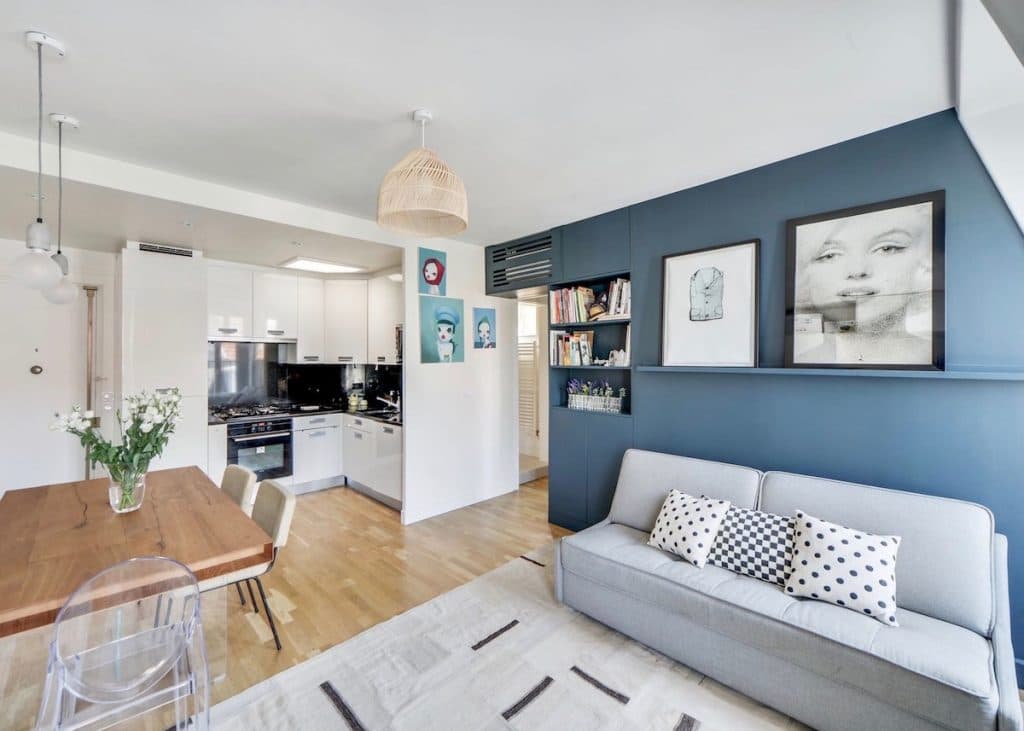 appartement familial 37m2 paris mur salon bleu foncé - blog déco - clem around the corner
