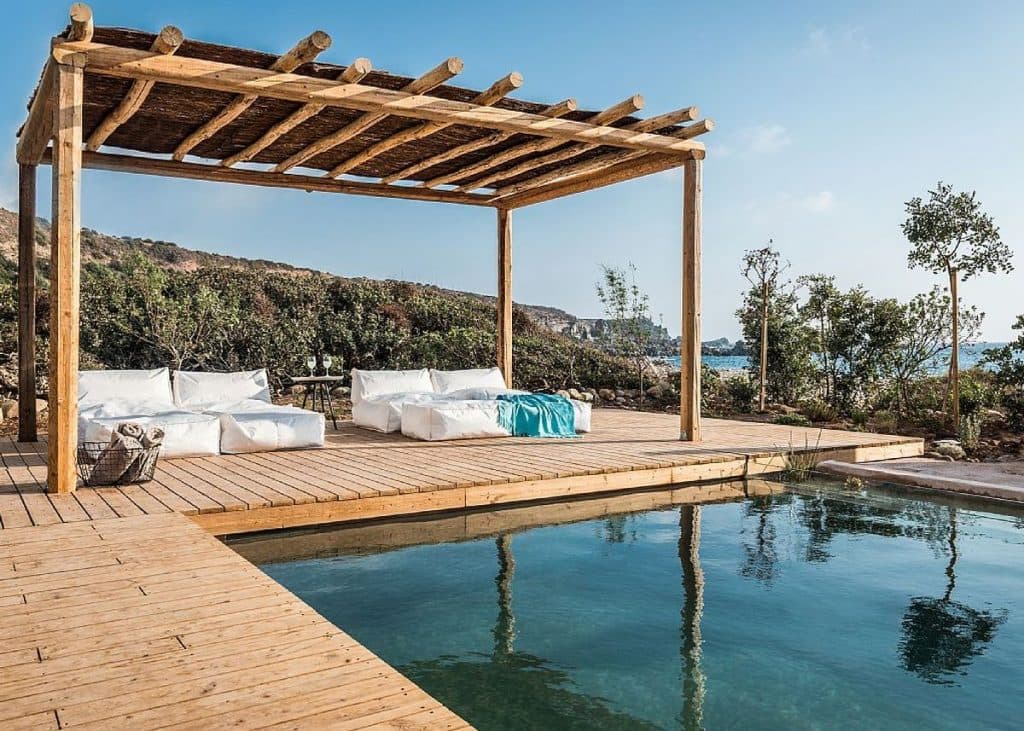maison en grèce piscine canapé extérieur