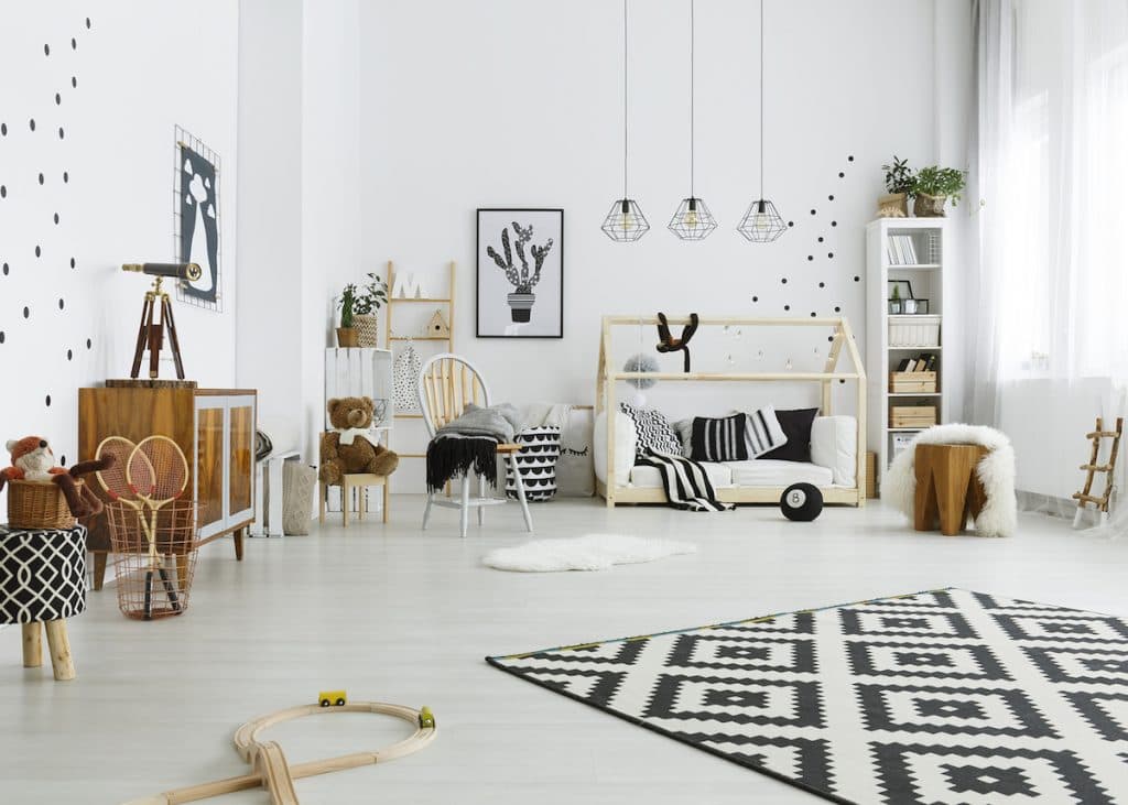 aménagement chambre Montessori enfant noir et blanc lit cabane scandinave blog déco clem around the corner