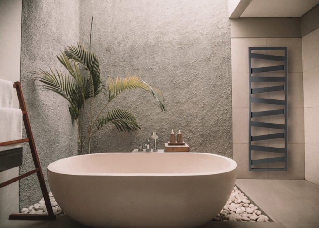 repose serviette chauffant salle de bain nature bois panier baignoire ocre pierre plantes verte blanc terre clemaroundthecorner blog déco