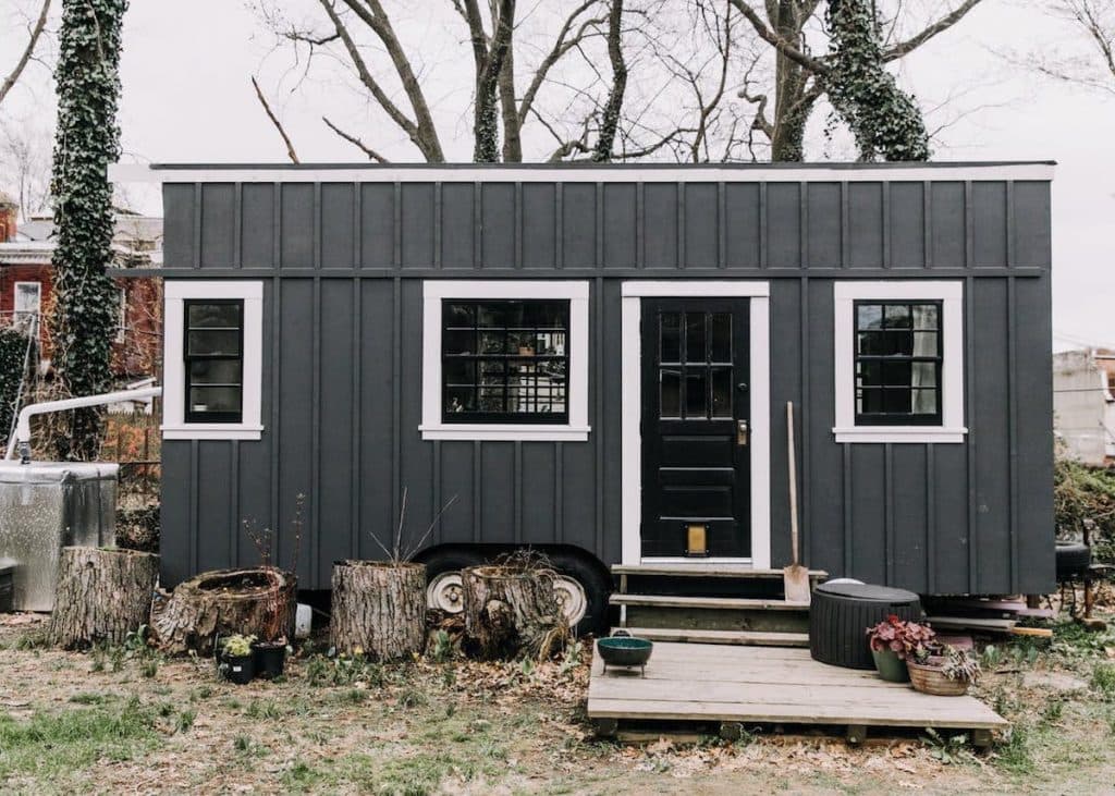 petite maison simple roulotte 15m2 rénovation diy customisation noir extérieur jardin
