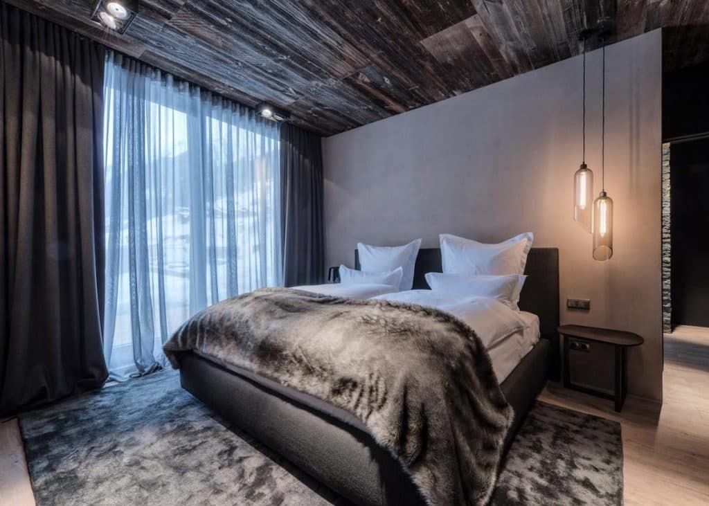 hôtel chic en pleine montagne parquet au plafond tapis fourure vue blog déco clem around the corner