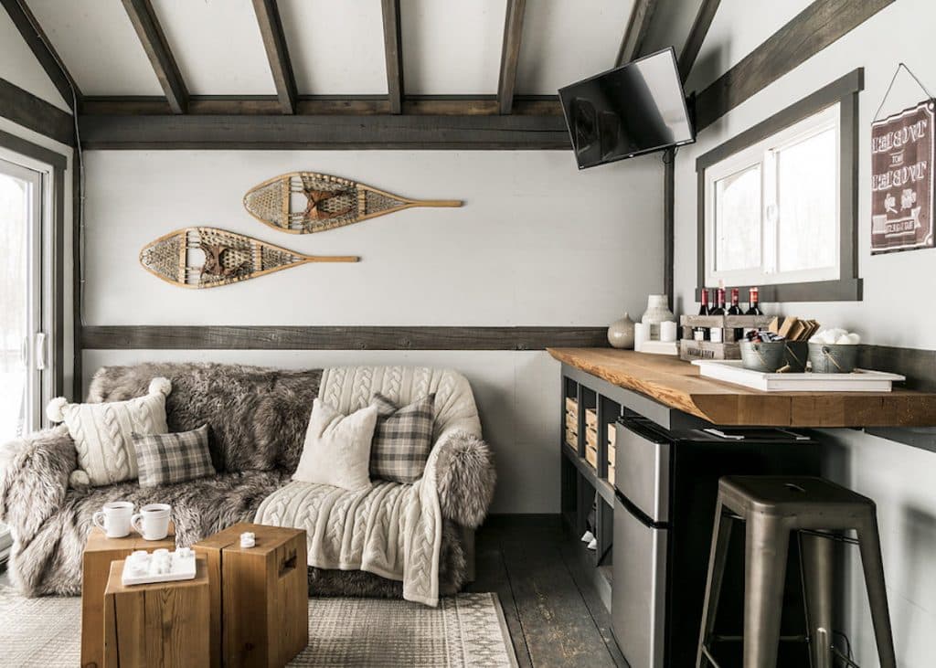 petit chalet vintage salon cuisine canapé frigo cosy blog déco clem around the corner