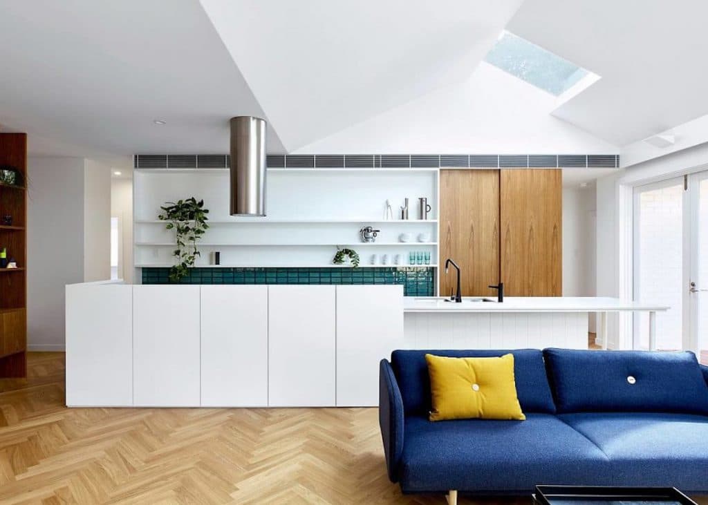 maison avec puits de lumière salon séjour cuisine ouverte canapé bleu meuble bois blog déco clem around the corner