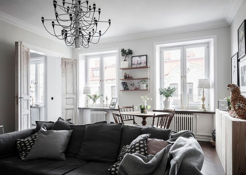 déco en noir et blanc canapé entrée chambre salle commode bois gris hygge blog déco clem around the corner