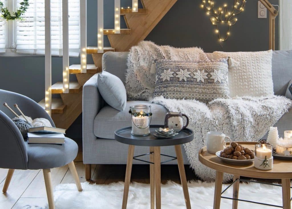 salon scandinave cosy hygge appartement en mode hiver salon fausse fourrure - blog déco - clem around the corner