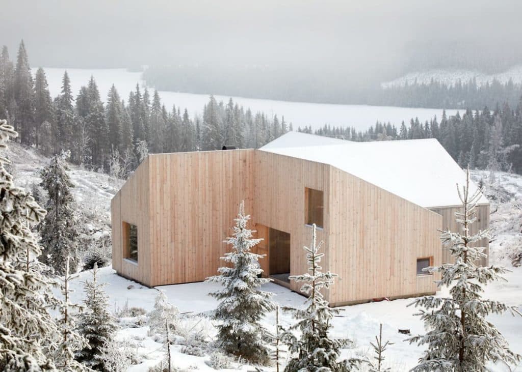 chalet design en norvège vue forêt neige hiver blanc paysage scandinave