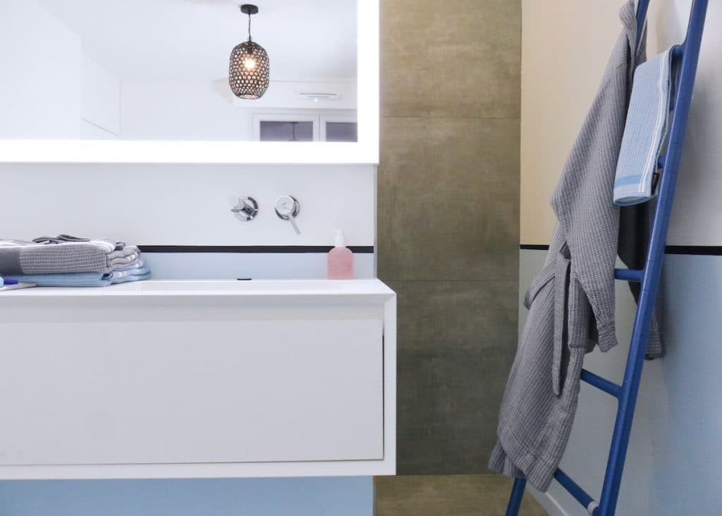 avant après salle de bain suite parentale blanc bleue - blog déco - clem around the corner