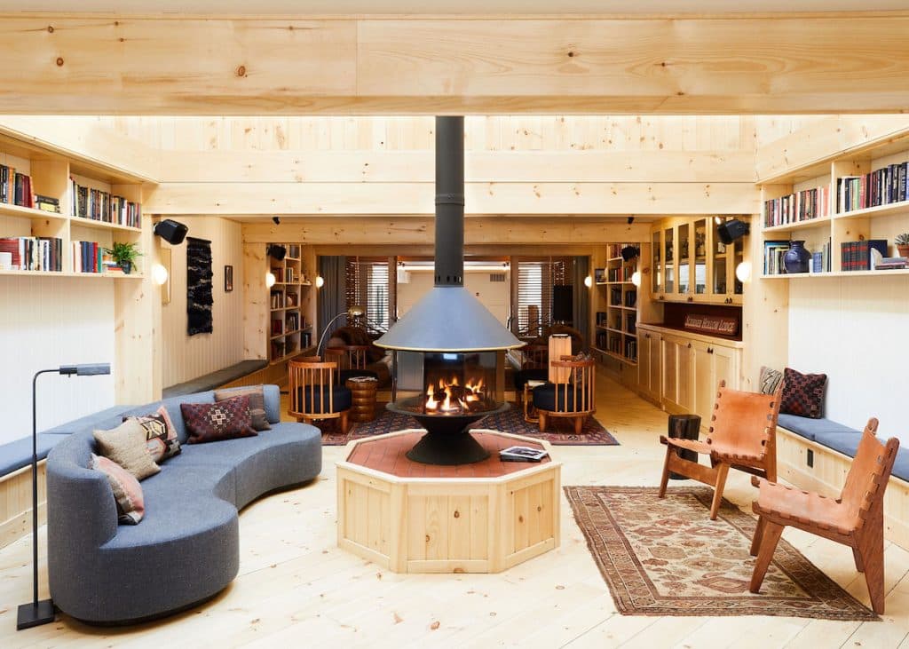 chalet noir salon lumineux bois parquet sof bleu - blog déco - clem around the corner