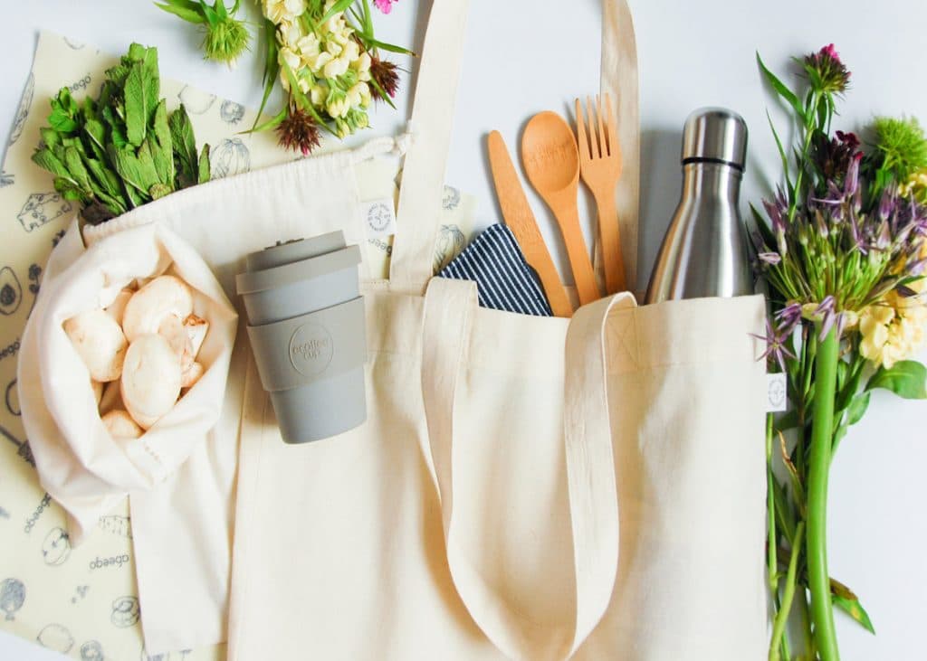 zéro déchet sachet sac tissu blanc crème mug gris fleurs astuce - blog déco - clem around the corner