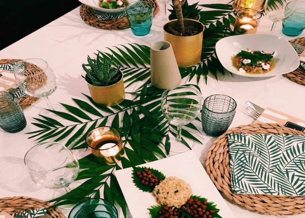 table style jungle nappe blanche feuille tropicale set osier - blog déco - clem around the corner