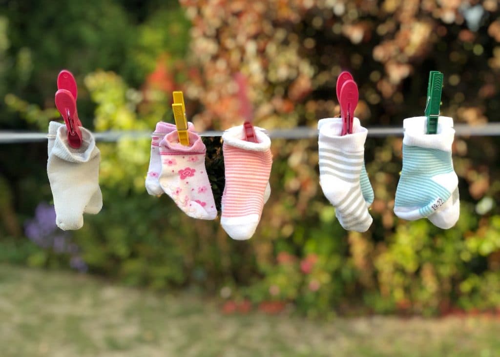 étendre son linge avec style chausettes exterieur tancarville chic - blog déco - clem around the corner