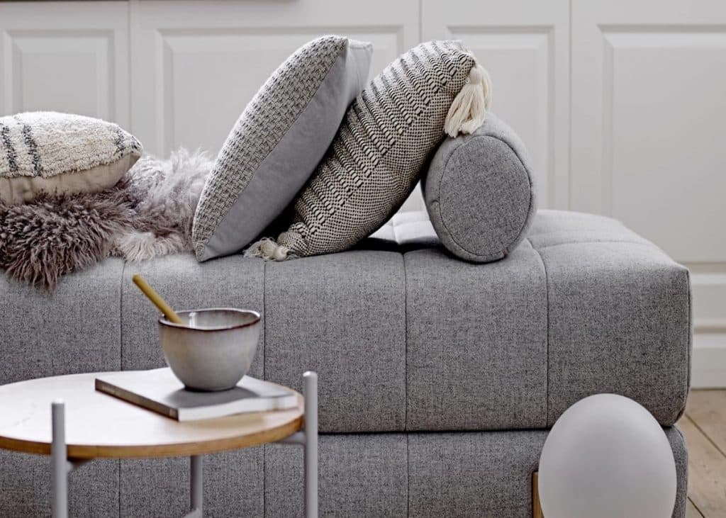 méridienne grise table ronde salon - blog déco - clem around the corner