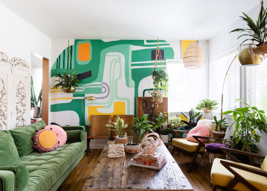 maison maximaliste salon vert mur coloré table bois esprit urban jungle - blog déco - clem around the corner