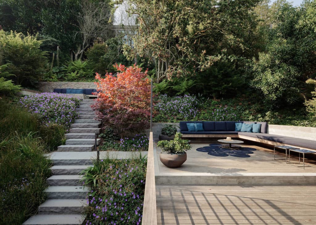 villa à San Francisco terrasse bois béton escalier pierre verdure banquette bleu