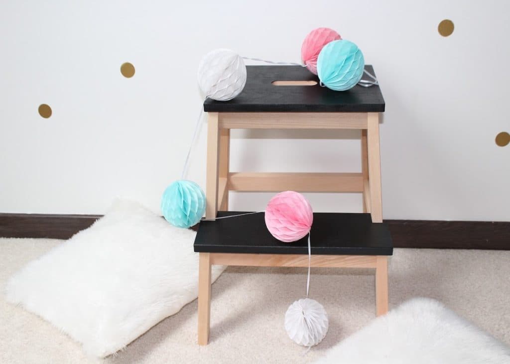 escabeau noir bois salon chambre guirlande en papier rond - blog déco - clem around the corner